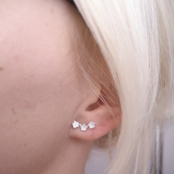 LiveChicStyle Jewelry - chic flower minimalist silver stud earrings